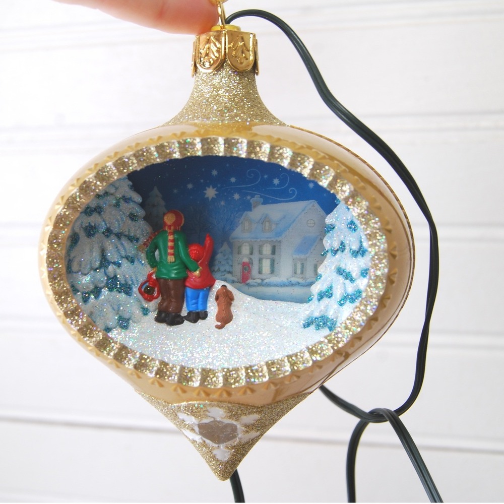 Hallmark‎ Keepsake Ornament 2005 Watching for Santa Illuminations Panorama